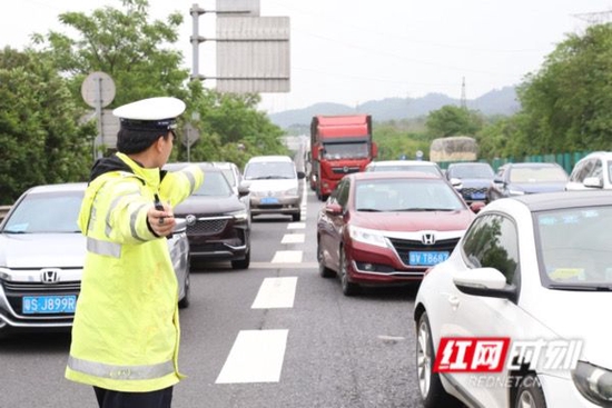 全省公安交警部门圆满完成“五一”假期道路交通安保工作。