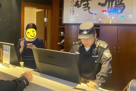 雁峰公安分局治安大队和各派出所深入辖区酒店、酒吧、足浴等重点场所开展节前清查行动，排查整治各类安全隐患，发放平安过节温馨提示，号召商户用实际行动展现文明衡阳之美