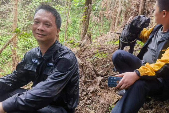 警犬大队民警翻过两座大山出汗湿透整件外套