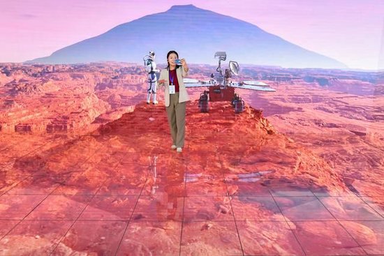 7月12日，参观者在中国新媒体技术展上进行航天元宇宙沉浸式体验。新华社记者 陈泽国 摄