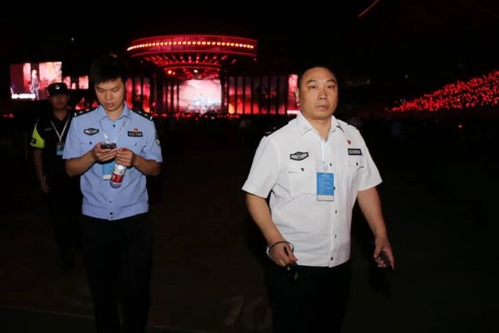 衡阳市公安局党委副书记、常务副局长吴起检查安保执勤情况