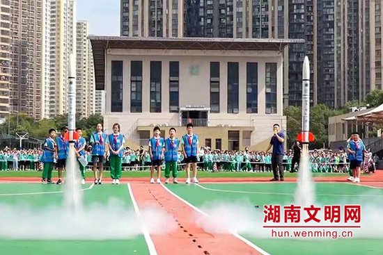 科普团队成员指导学生完成了“梦天一号”火箭装配测试与飞行试验。(图片来源:湖南文明网)