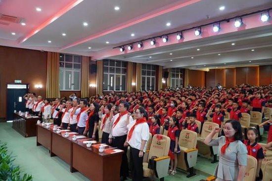 张家界市崇实小学北校师生沉浸式体验音乐思政课。