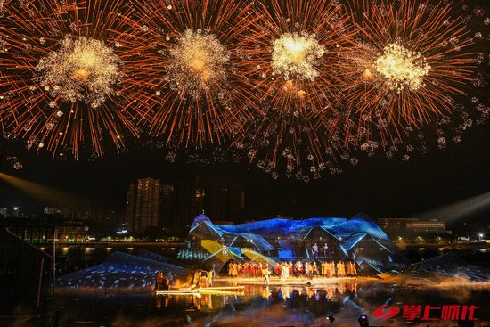 (9月22日晚,第二届怀化市旅游发展大会开幕式《沅酉当歌》大型情境演出,图为第一卷:水之魂·二酉盛德藏书魂。怀化日报全媒体记者 潘雨 摄)