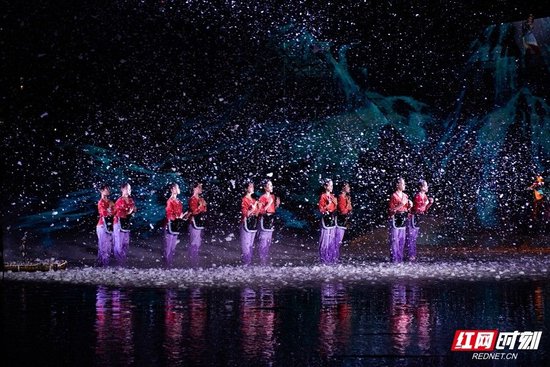 梦幻的实景剧演出。