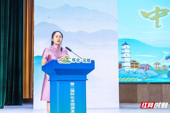 怀化市文化旅游广电体育局党组书记、局长金建平现场推介。
