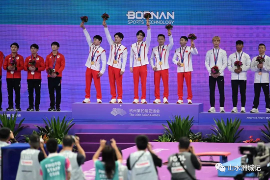 杭州第19届亚运会体操项目首金诞生。黄启晴 摄
