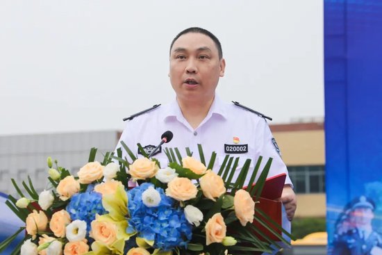 衡阳市公安局党委副书记、常务副局长吴起主持活动并宣读“衡阳市公交义警支队”组建批复。