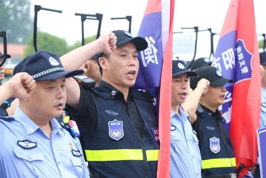 “公交义警”队员庄严宣誓。