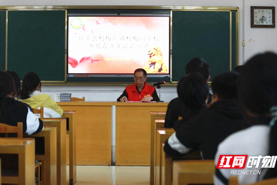 湖南好人钟志平正在给学生讲解相关法律知识。