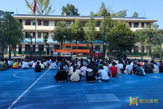 志愿者在操场通过精彩互动的形式讲解法律知识。(图片来源:鼎级传媒)