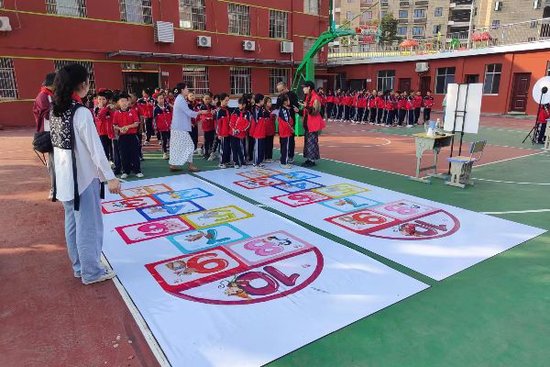 学生们正在通过“趣味选房”的游戏了解知识。
