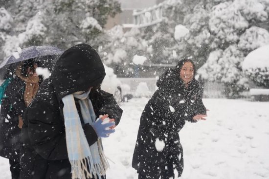 △学生们在打雪仗。