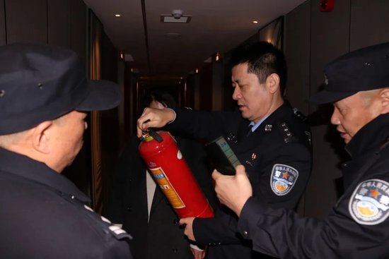  ▲行动开始后，醴陵市副市长、公安局长罗飞虎赴一线督导本次行动