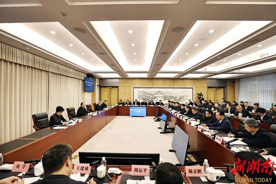 (会议现场。)