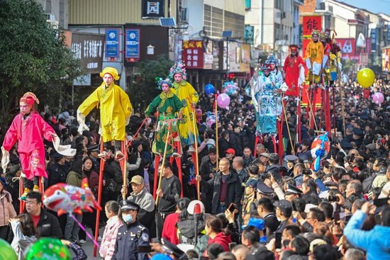 长乐抬阁故事会巡游现场,吸引众多游客围观