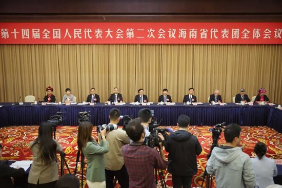 海南代表团举行开放团组会议(薛珺 摄影)