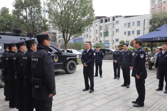 在永州“快反135”东安县一号区防平台查看区防、巡防平台警力配置、勤务模式等工作情况
