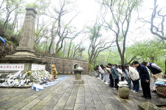 长沙岳麓山,湖南师范大学师生在向抗战烈士致敬