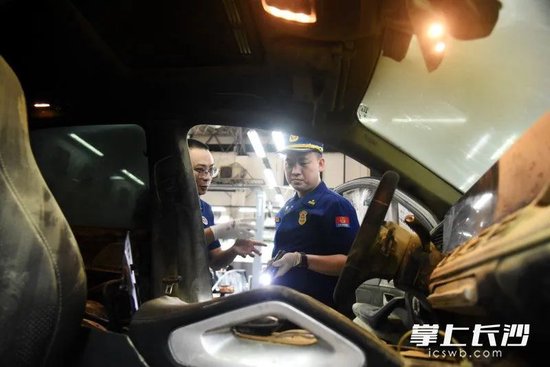  雨花区消防救援大队火调员肖高攀（右）开展火灾调查，还原真相。均为长沙晚报全媒体记者 刘琦 摄