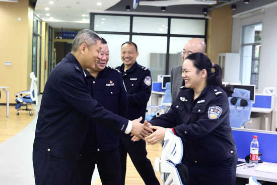  △慰问实战中心青年民警