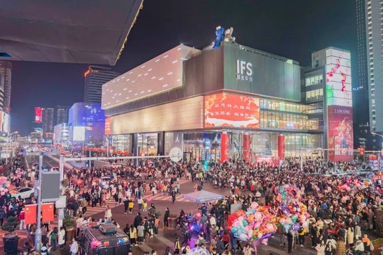 长沙市黄兴南路商业步行街车水马龙、人潮涌动