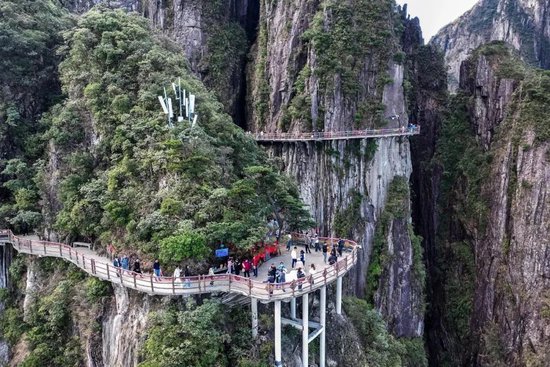 游客在宜章县莽山旅游区游览观光