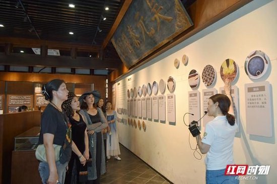 游客走进湘潭龙牌食品工业园。