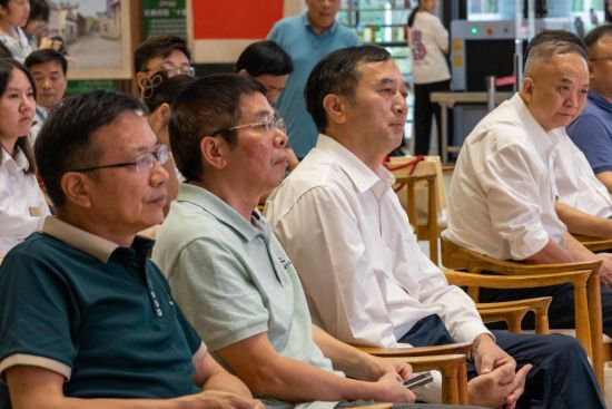 从左到右:胡丘陵、聂茂、欧阳斌、谭敦龙。
