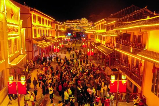 邵阳市隆回大花瑶虎形山景区亲云街,文化志愿者与游客互动