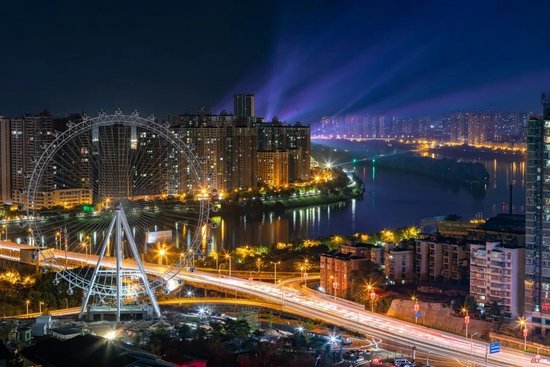 ▲雁城之星摩天轮夜景。(欧红宇/摄)