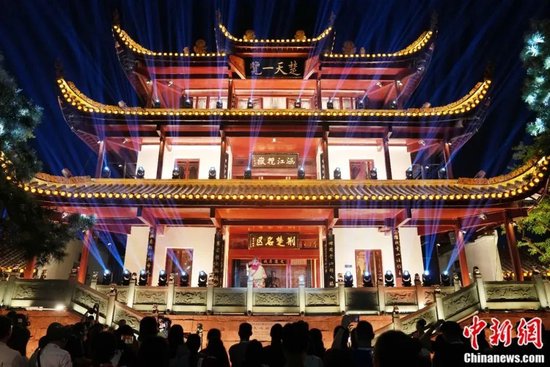天心阁主阁下,游客与“魁星”趣味互动