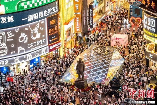 长沙黄兴路步行街人流如织