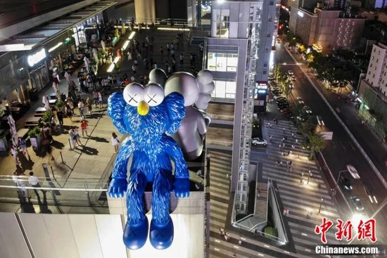 游人在长沙国金中心空中花园打卡拍照