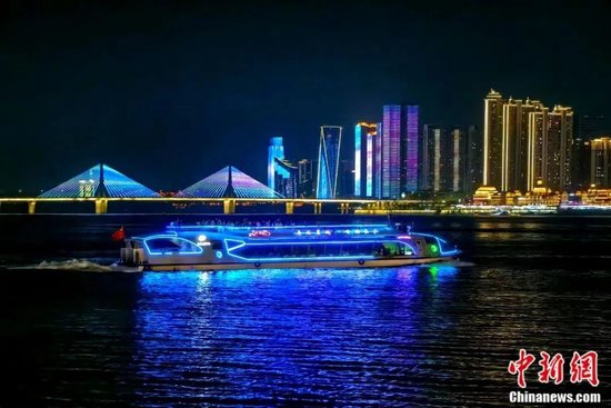 湘江游轮一直是游客观赏湘江风光的热门选择之一