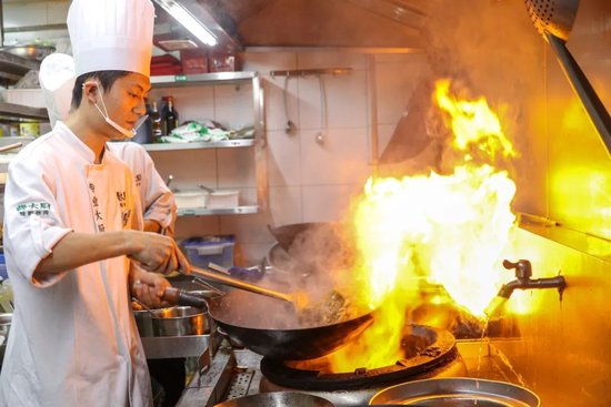 厨师在炒制辣椒炒肉。(“费大厨”)