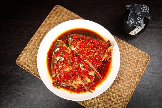 湘菜美食剁椒鱼头。