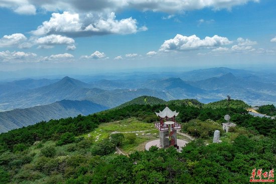 （天岳幕阜山景区。徐典波摄）