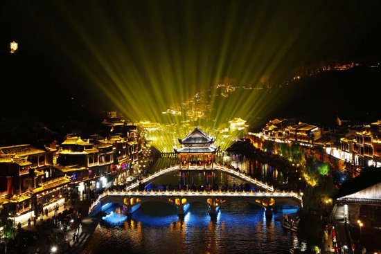 凤凰古城举行“光影盛宴·梦回凤凰”夜景亮灯仪式