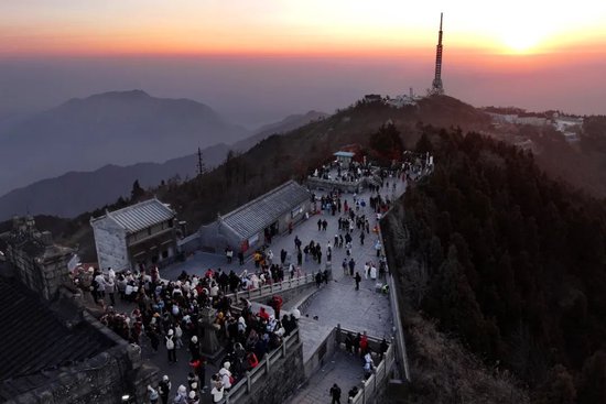 凤凰古城举行“光影盛宴·梦回凤凰”夜景亮灯仪式