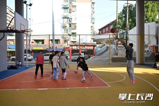 桥下空间展“新貌”,家门口乐享运动休闲。
