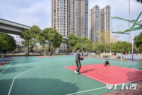东二环黑石渡浏阳河大桥下被改造成篮球场,市民正在锻炼。
