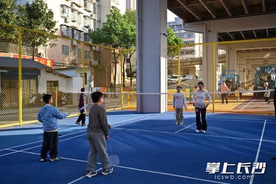 东风路桥下运动公园的羽毛球场里,市民百姓在此休闲玩乐。