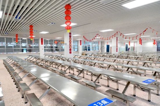 长沙市一中初级中学提质改造后的新教学楼与食堂。