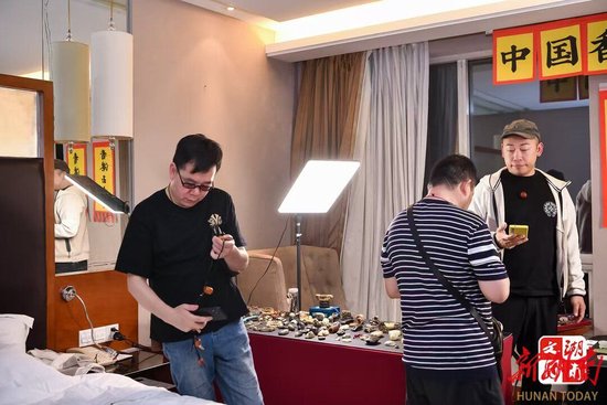 第33届湖南文物交流会的酒店文物展区