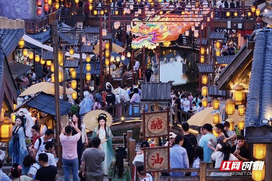 “南岳里”庙会文化美食街区人头攒动。曹正平/摄