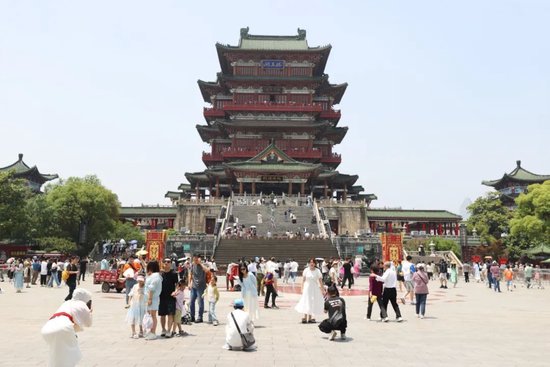 5月3日,游客在滕王阁前打卡留影
