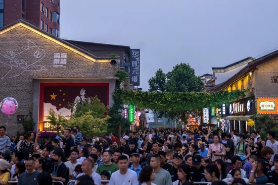 岳阳市岳阳楼历史文化保护利用示范片区开街,吸引众多游客前来游玩