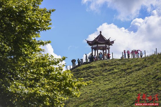 (城步苗族自治县南山牧场,游客在紫阳峰游玩。辜鹏博 摄)