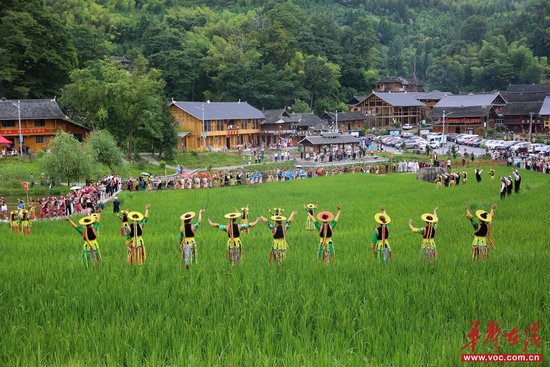 (隆回县虎形山瑶族乡崇木凼村,花瑶同胞在“讨僚皈”活动上进行民俗表演。曾勇 摄)